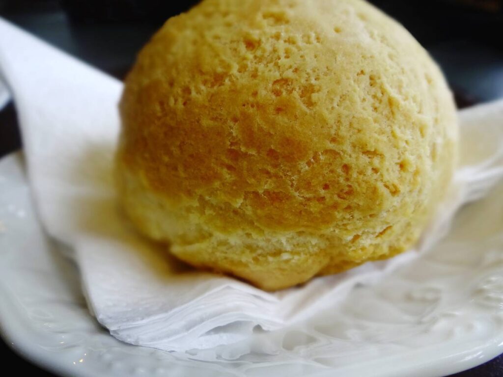 Jak zrobić pão de queijo, czyli brazylijskie bułeczki z elastycznego serowego ciasta? 8 Interesująca propozycja podania pão de queijo