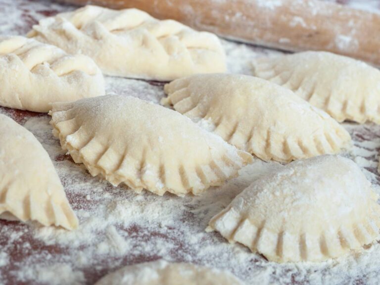 Jak zrobić tradycyjne pierogi z kaszą gryczaną i twarogiem? 8 Ciekawa propozycja podania pierogów z kaszą i twarogiem