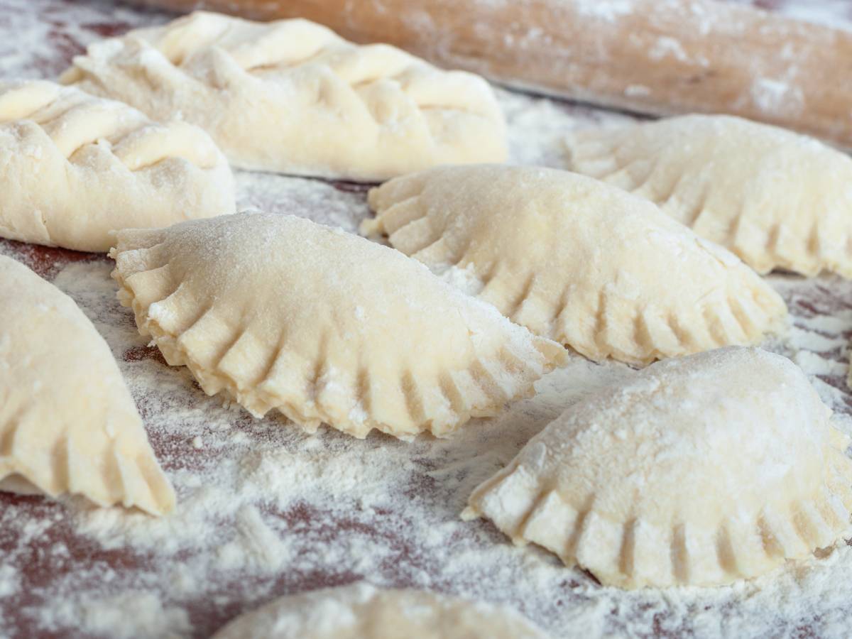 Jak zrobić tradycyjne pierogi z kaszą gryczaną i twarogiem? 1 Ciekawa propozycja podania pierogów z kaszą i twarogiem