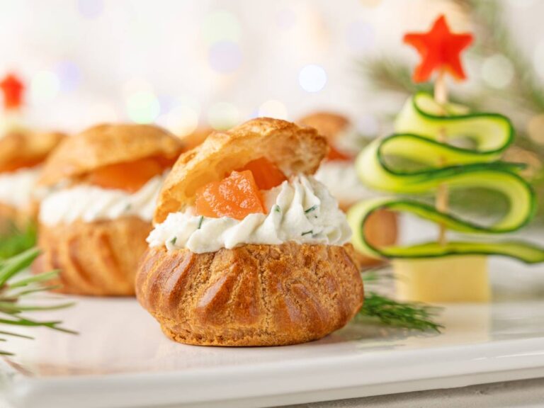 Jak przygotować profiterole z kremem serowym, czyli eleganckie ptysiowe ciasteczka? 10 Ciekawa propozycja podania profiterole