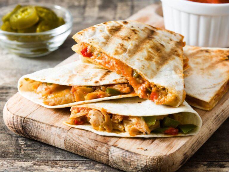 Jak zrobić quesadillas, czyli meksykańskie przekąski z ciągnącym się serem? 11 Ciekawa propozycja podania quesadillas
