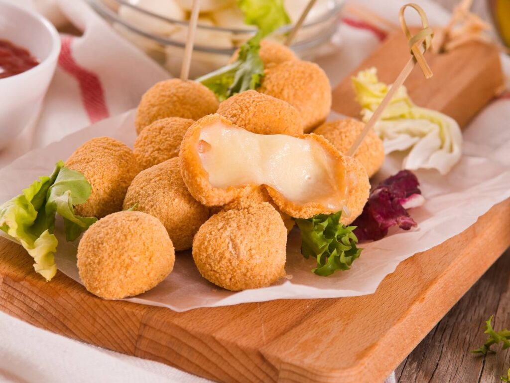 Jak zrobić serowe kulki z mozzarelli panierowane w ziołach? 6 Ciekawa propozycja podania serowych kulek z mozzarelli