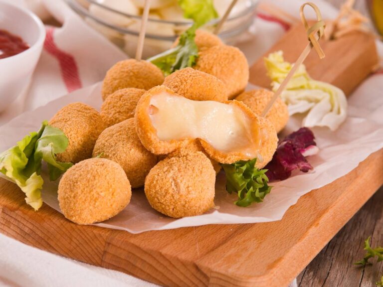 Jak zrobić serowe kulki z mozzarelli panierowane w ziołach? 7 Ciekawa propozycja podania serowych kulek z mozzarelli