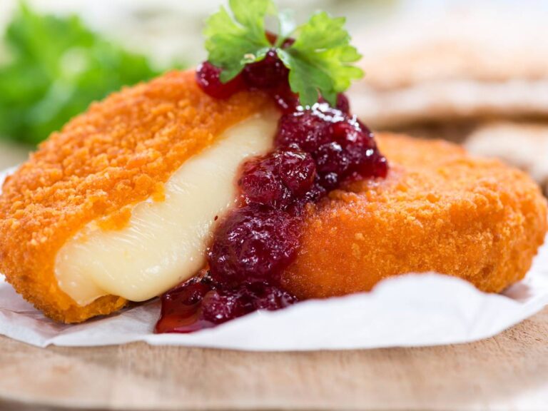Jak usmażyć smażony ser camembert z żurawinową konfiturą? 6 Ciekawa propozycja podania smażonego sera camembert