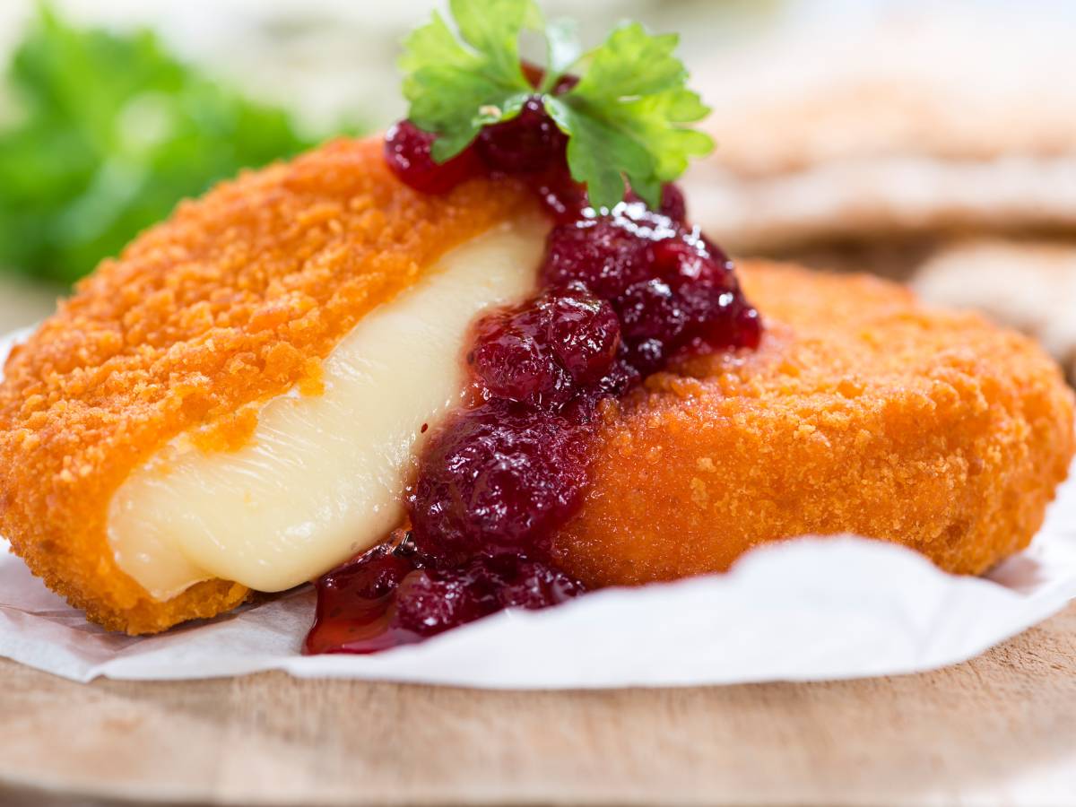 Jak usmażyć smażony ser camembert z żurawinową konfiturą? 1 Ciekawa propozycja podania smażonego sera camembert