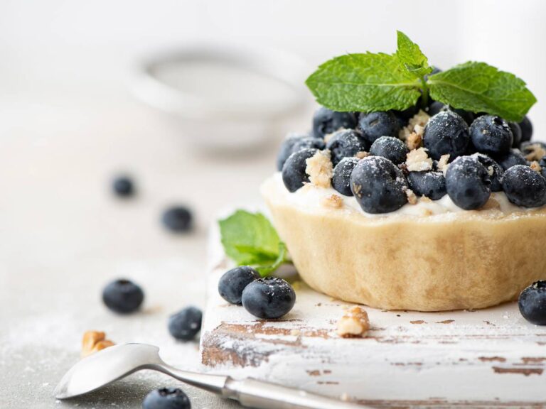 Jak przygotować tartaletki z kremem mascarpone i owocami, czyli eleganckie mini deserki🍓 11 Inspiracja podania tartaletek